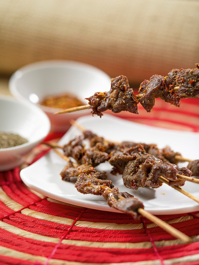 Chinesische Lammspieße mit Sambal Oelek, Sojasauce und Chiliflakes