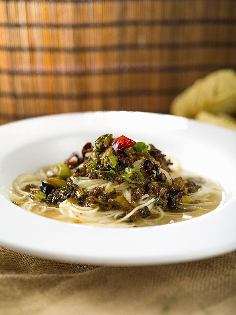 Chinesische Nudelsuppe mit Salzkohl, Salzrettich und Schweinehack