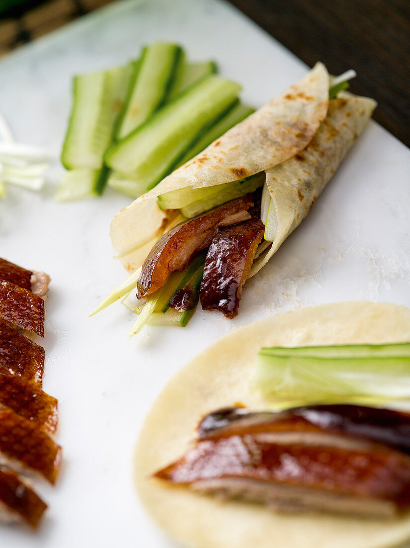 Peking-Ente mit Weizenfladen und Gurke (China)