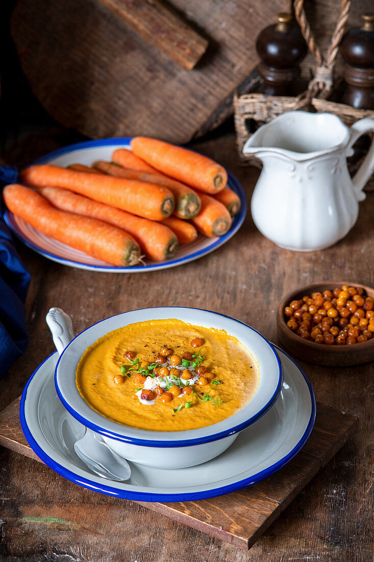 Carrot soup with chickpeas