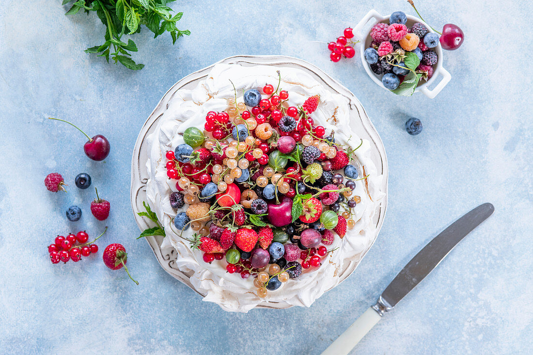 Pavlova mit verschiedenen Beeren