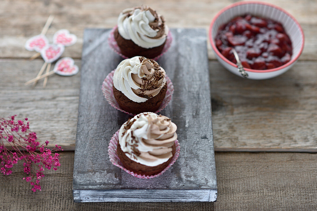 Vegane Schoko-Kirsch-Cupcakes mit dunkler und weißer Schokocreme