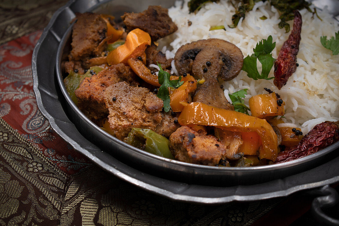 Seitan-Curry mit Pilzen, Paprika und Reis (Indien)