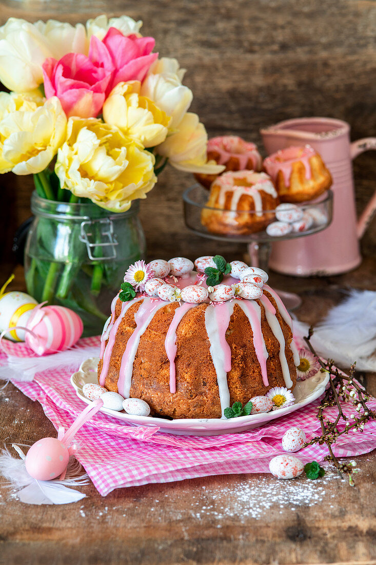 Napfkuchen mit Zuckereiern zu Ostern