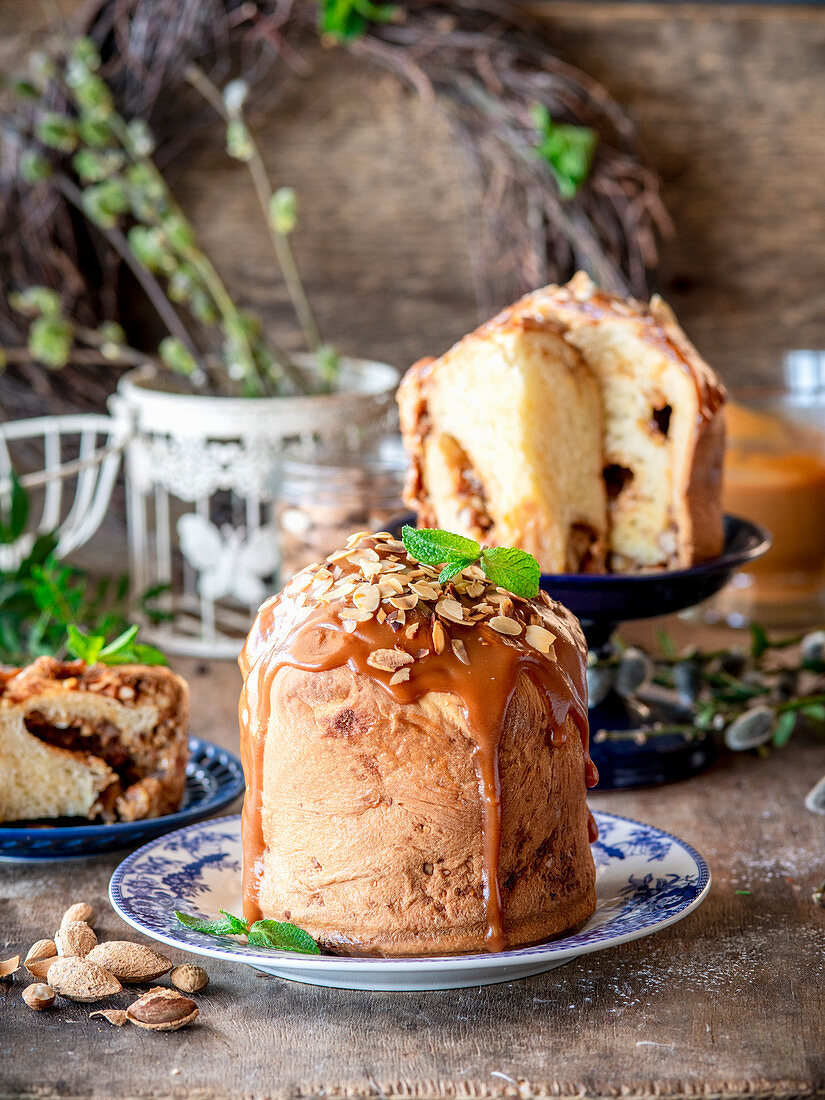 Kulitsch (Osterkuchen, Russland) mit Mandeln und Karamell