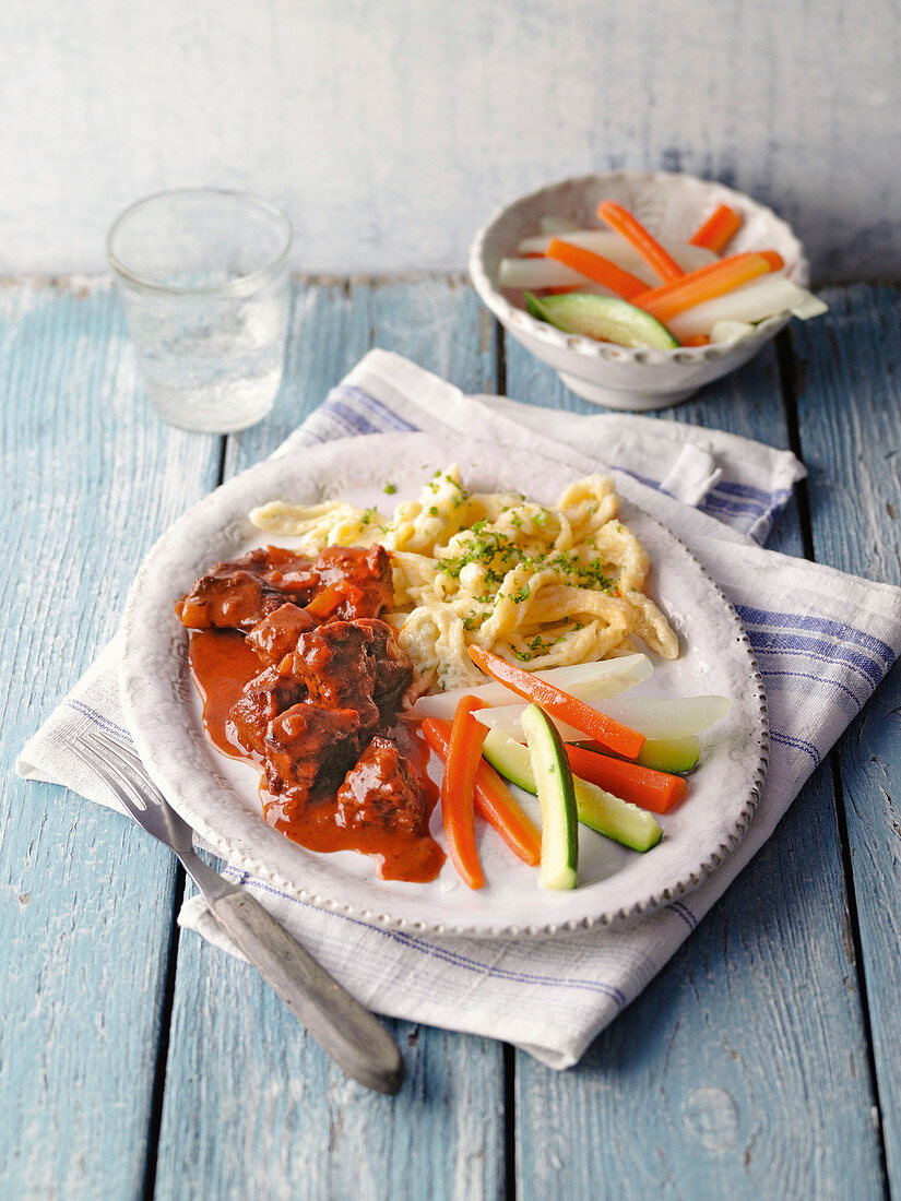 Rinder-Biergulasch aus der Wade mit Kräuterspätzle und Gemüse