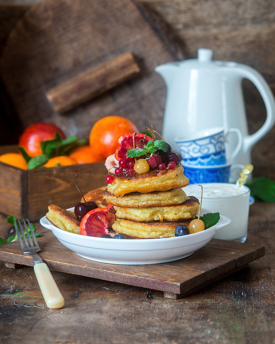 Maismehl-Pancakes mit Früchten und Honig