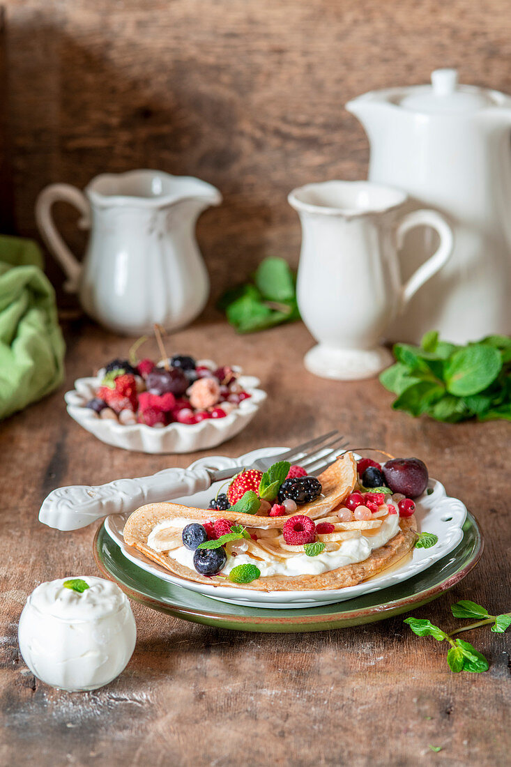 Haferflocken-Pancakes mit Joghurt und Beeren