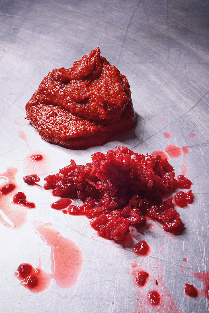 Ketchup und Rotes Zwiebel-Relish
