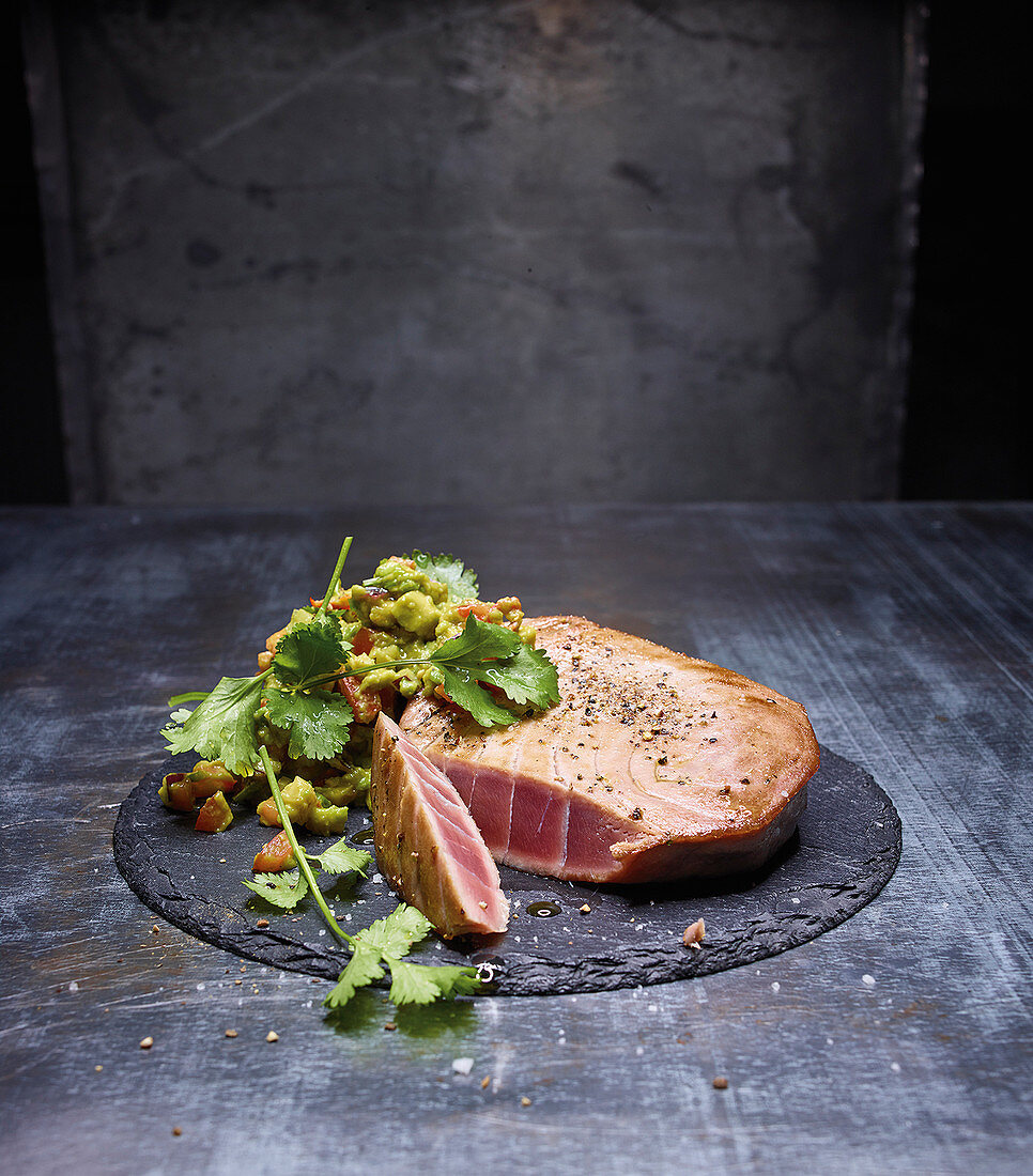 Flash-fried tuna with spicy guacamole