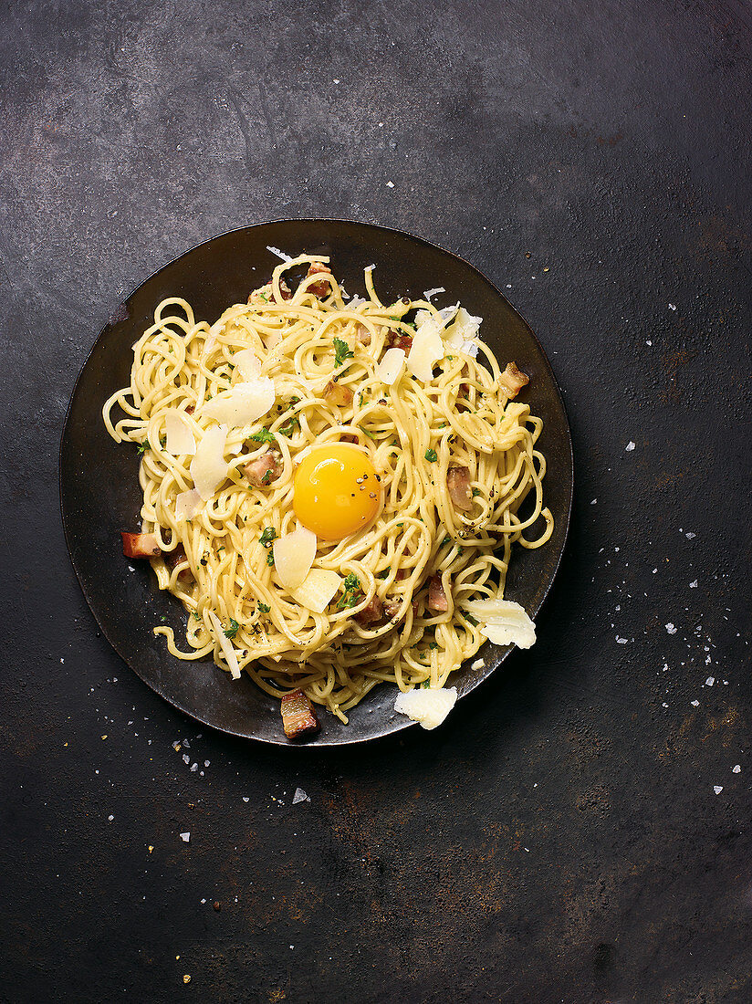 Ramen Carbonara mit Pecorino und Schweinebauch