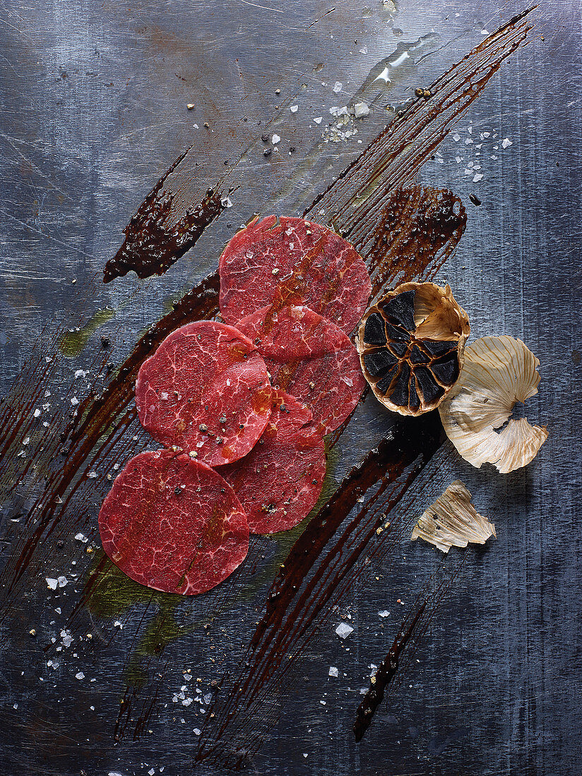 Carpaccio mit fermentierter Knoblauchpaste und Limettenöl