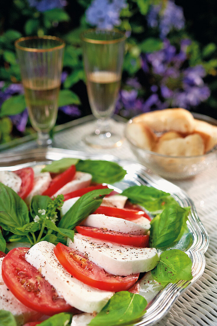 Caprese (Tomaten mit Mozzarella und Basilikum, Italien)