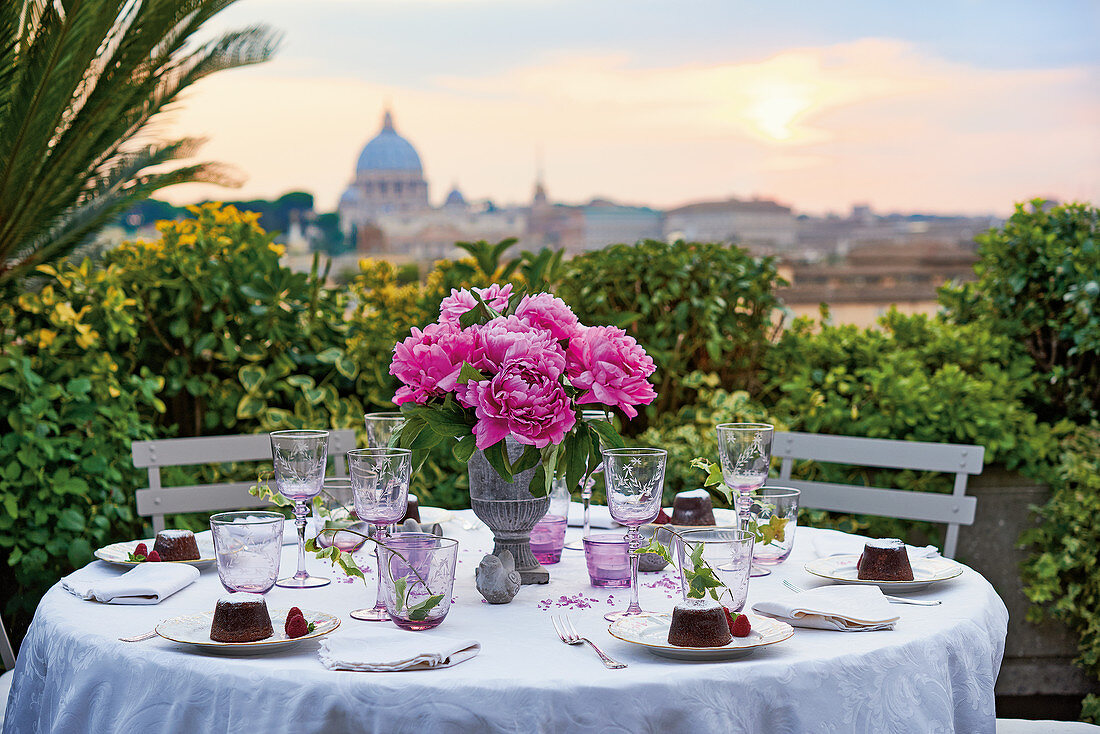 Festlich gedeckter Tisch, mit Blick auf Rom im Hintergrund