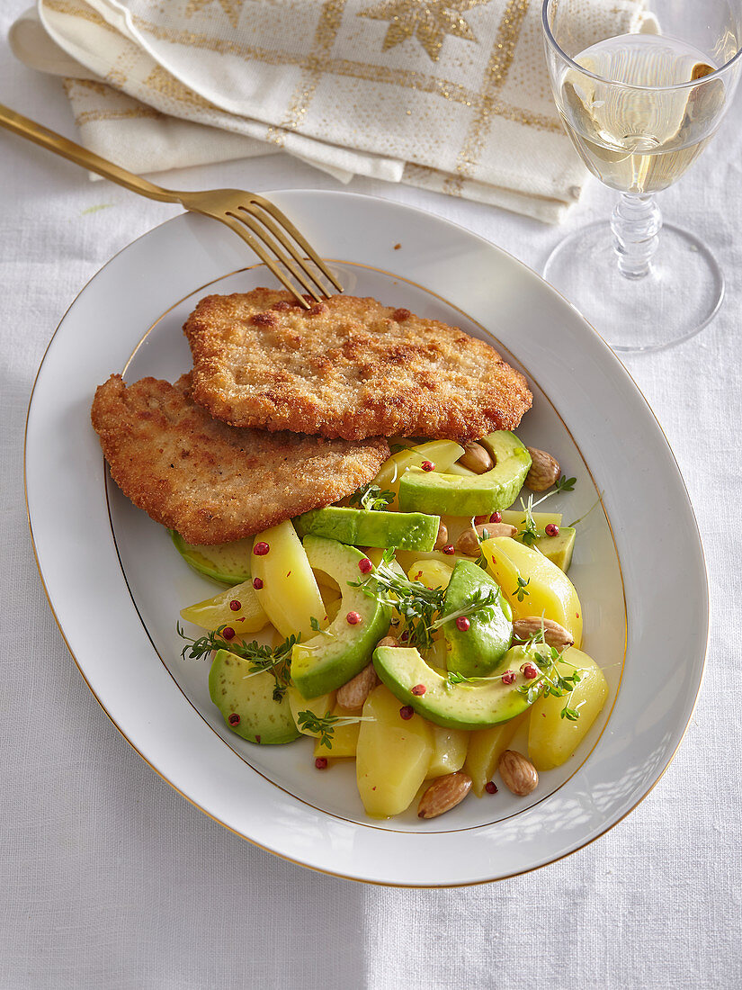 Kalbsschnitzel mit Kartoffelsalat mit Aocado