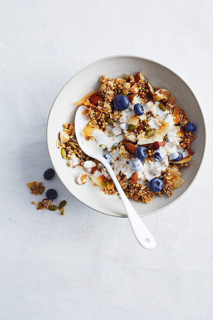 Müsli mit Heidelbeeren und Kokos