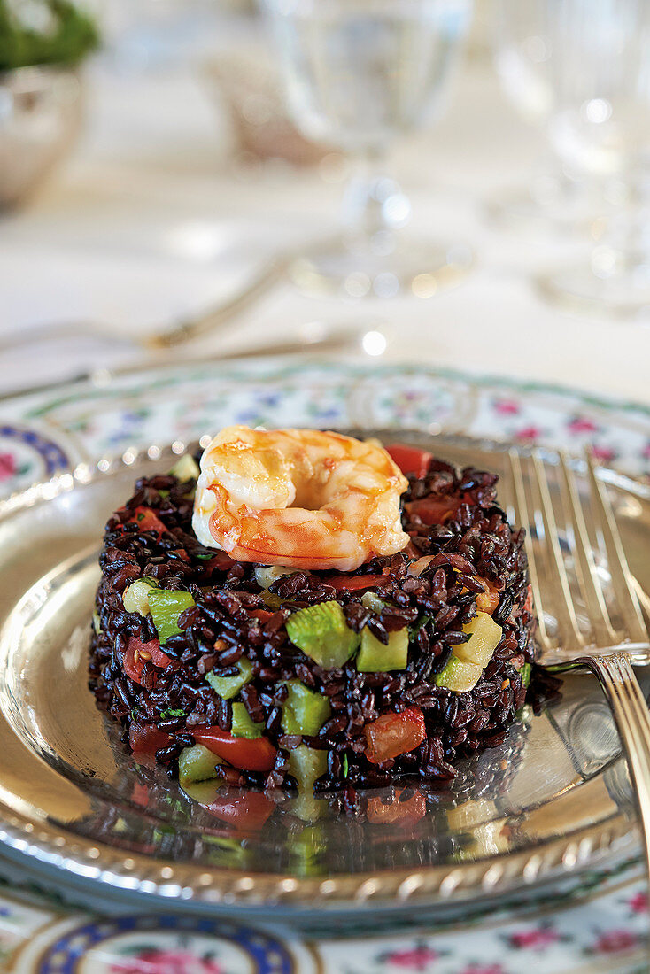 Riso venere con gamberi e verdure (black rice with shrimps and vegetables, Italy)