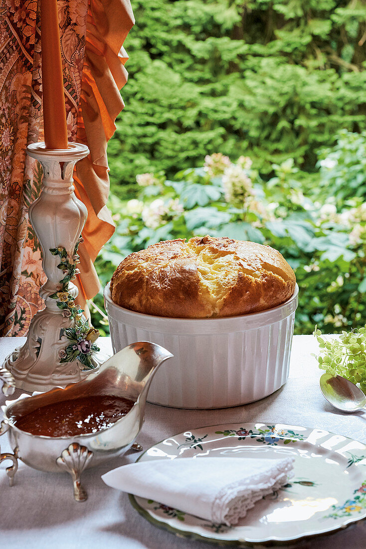 Soufflé di vaniglia (Italienisches Vanille-Souffé mit Orangensauce)