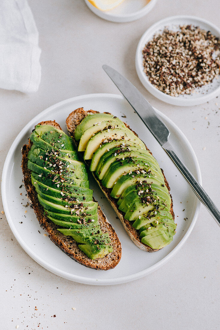 Röstbrot mit Avocado und Zaatar