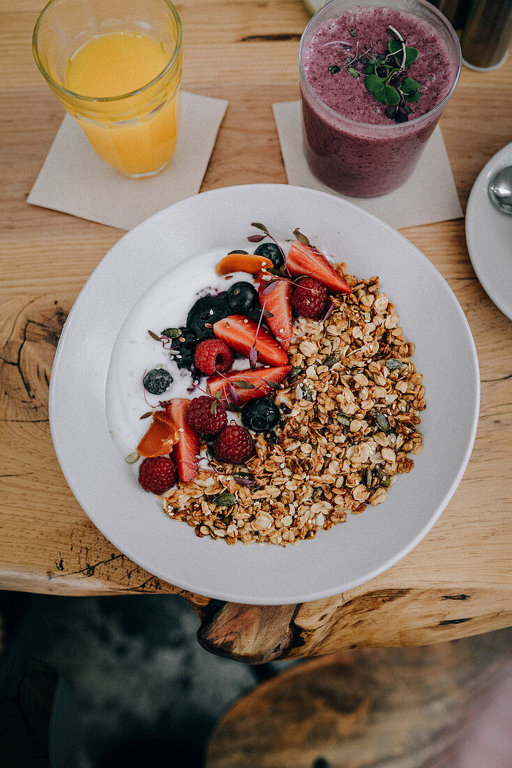 Müsli mit Joghurt und frischen Beeren