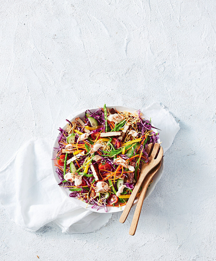 Knuspriger veganer Nudelsalat mit Teriyaki-Tofu und Gemüse (Japan)