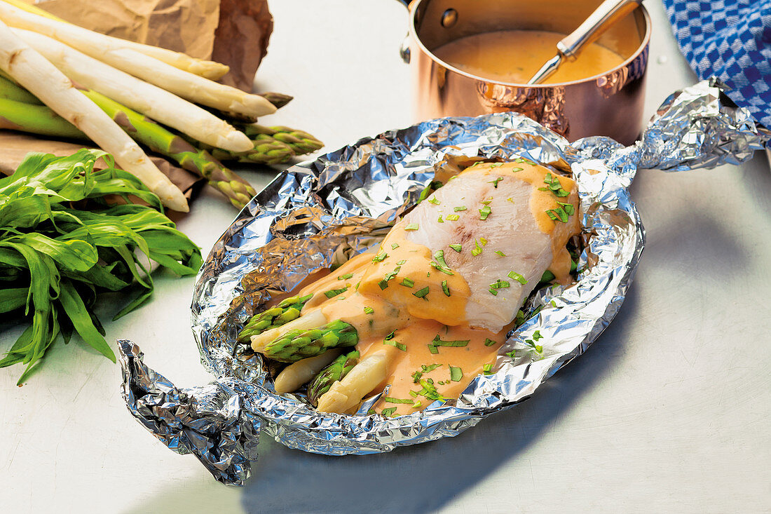Spargel-Fisch-Päckchen mit Sauce Choron