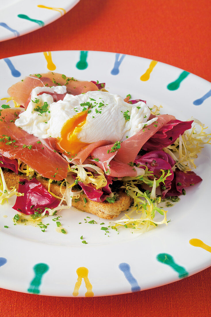 Toast mit Salat, Schinken und pochiertem Ei