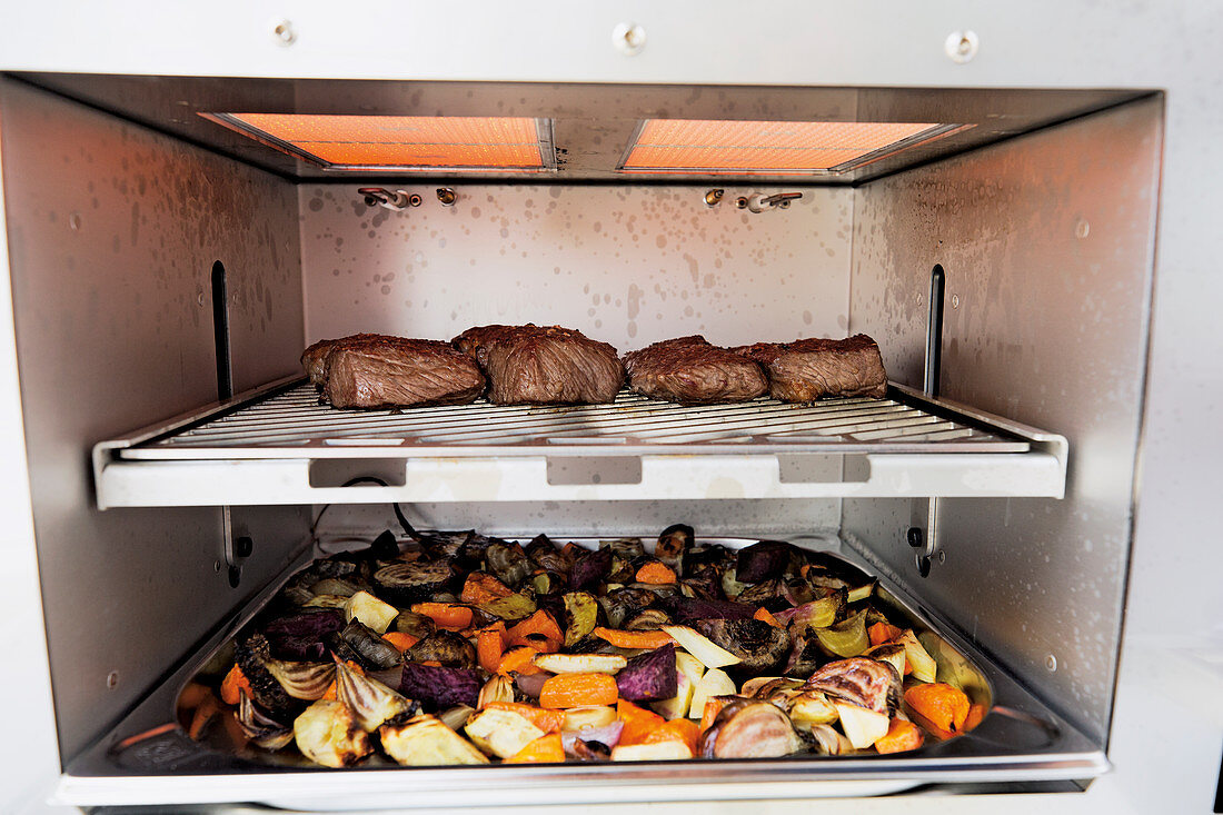 Fleisch und Ofengemüse im Beefer grillen