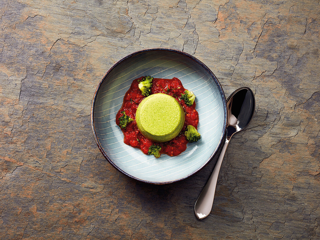 Brokkoli-Flan auf Tomatenragout