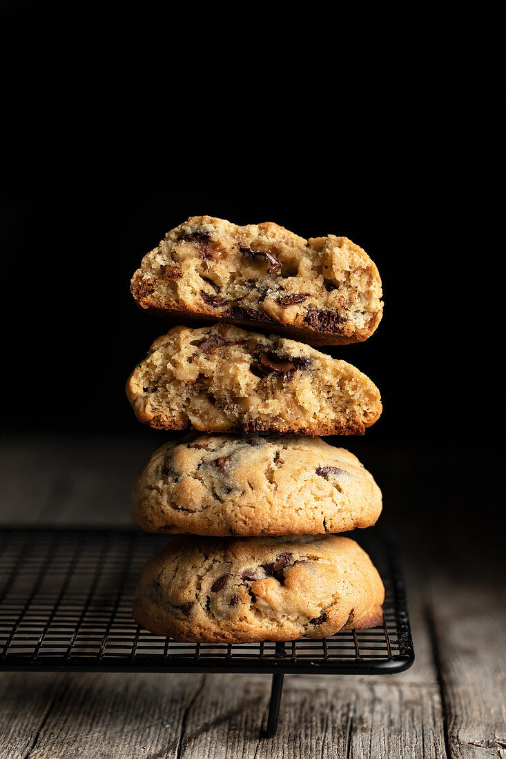 Gestapelte Chocolatechip Cookies auf Abkühlgitter