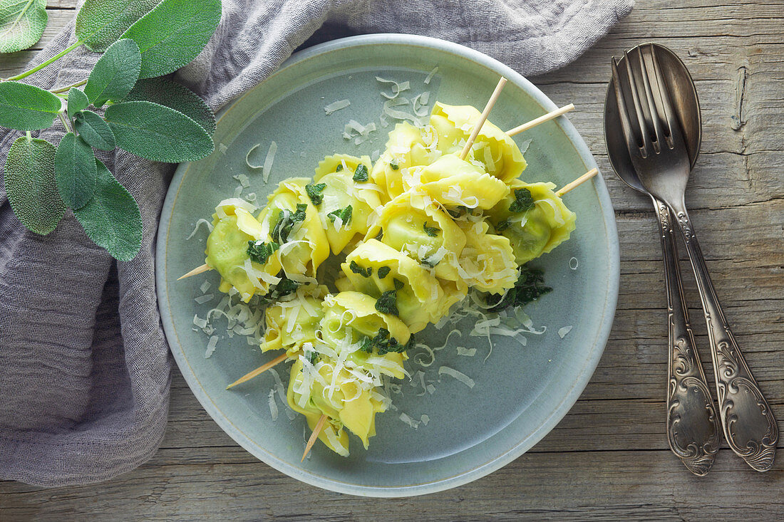 Tortellinispieße mit Salbei und Parmesan