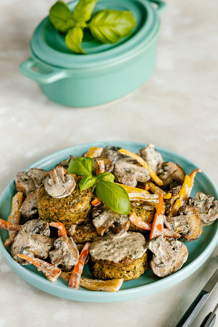 Vegane Falafel mit Pilzen und Paprika