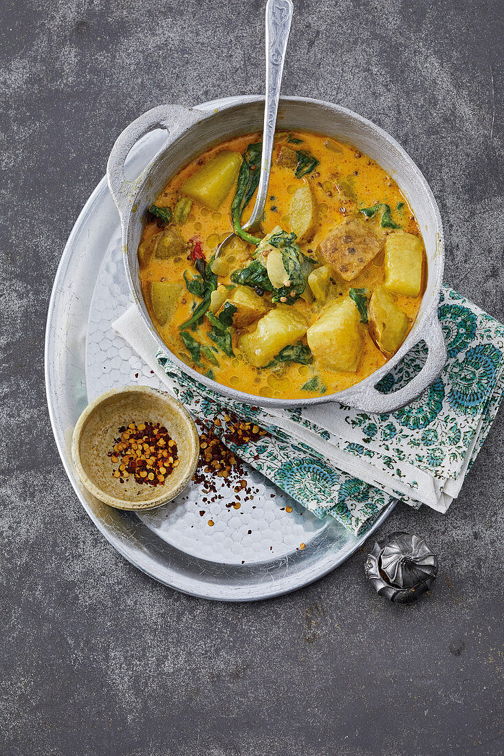 Cremiges Curry 'Bollywood' aus Kartoffeln, Kokos und Babyspinat