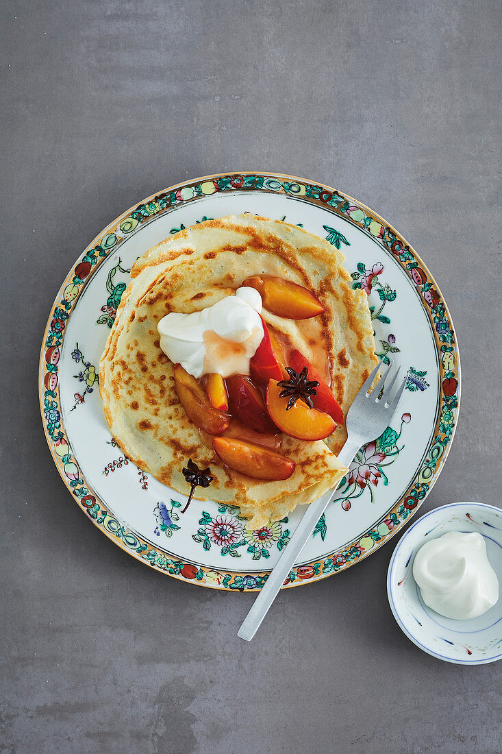 Crêpes mit warmem Pflaumenkompott 'Pekinoises'