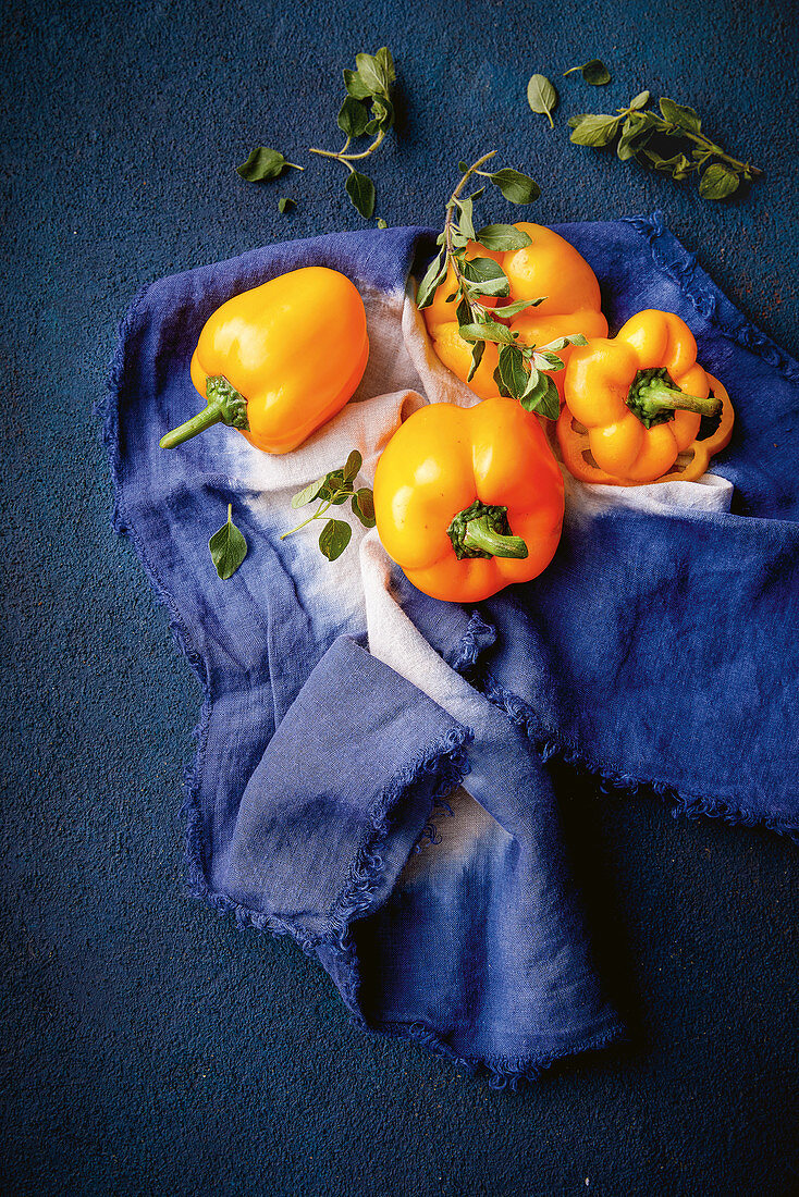 Gelbe Paprika auf blauem Tuch