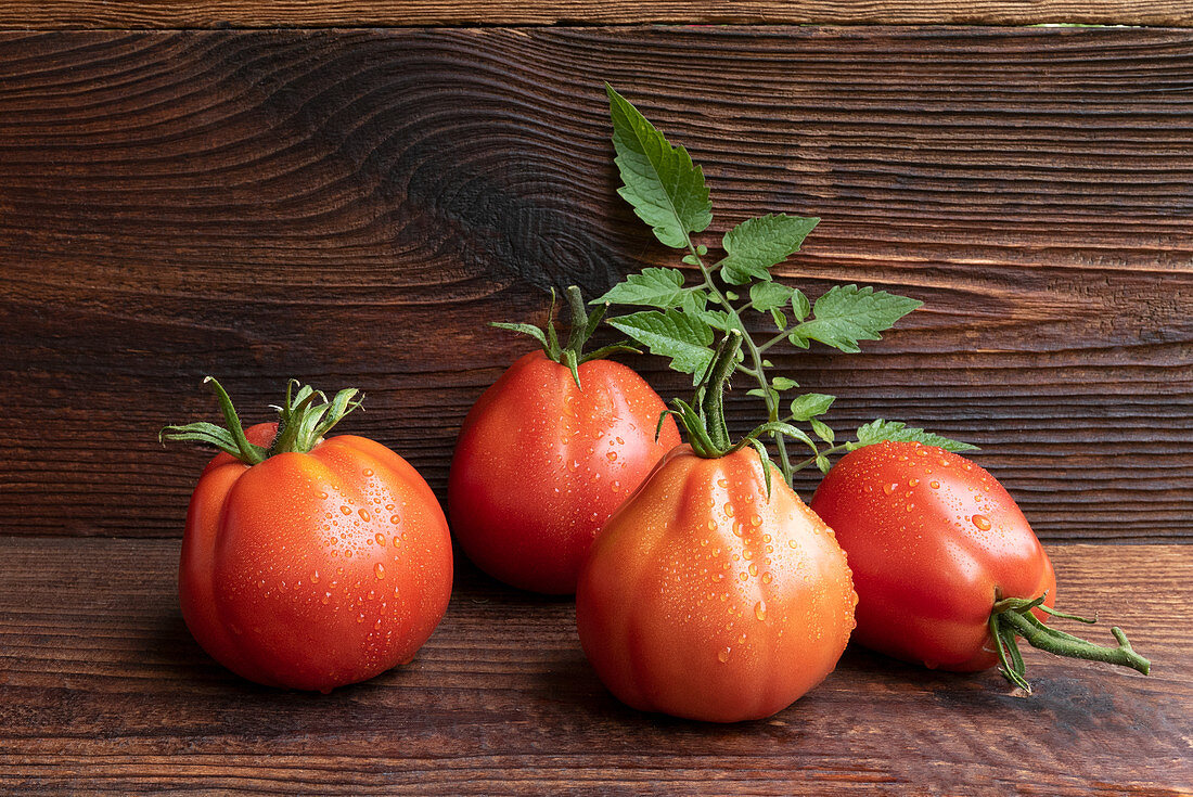 Tomaten auf Holztisch