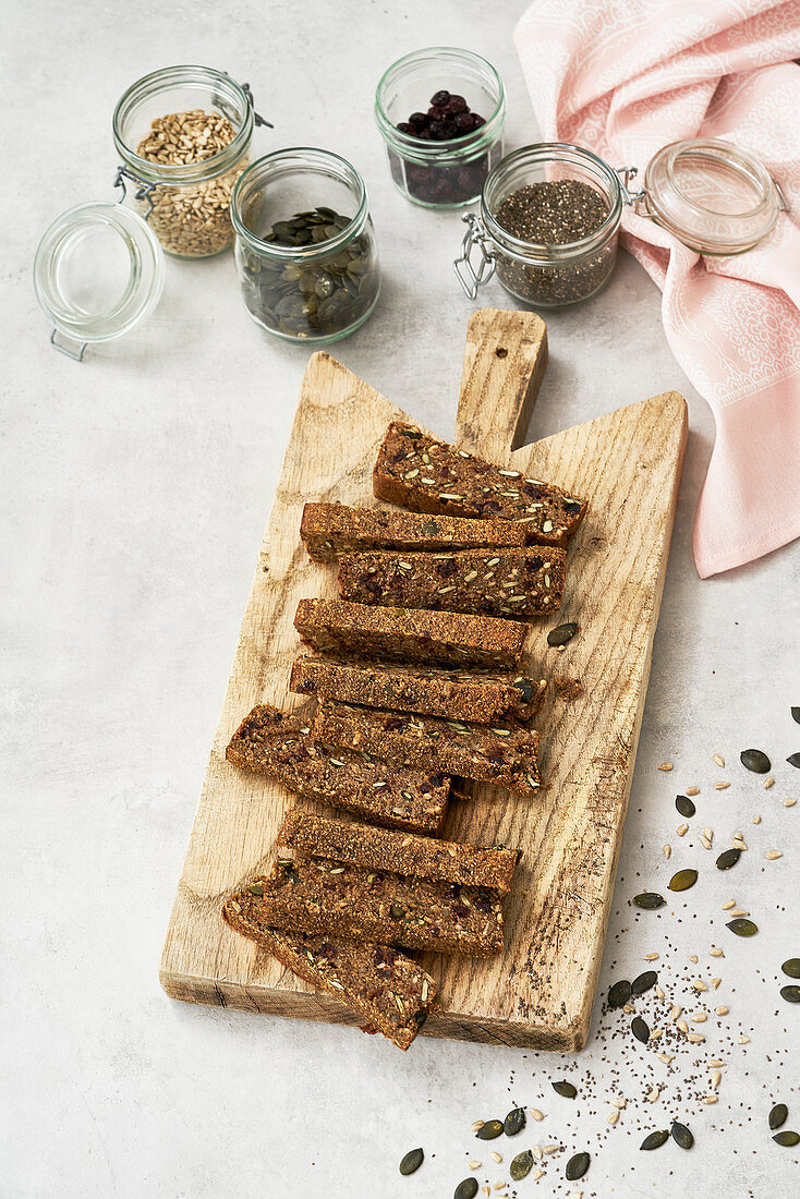 Früchtebrot-Riegel mit Chia, Cranberrys und Datteln