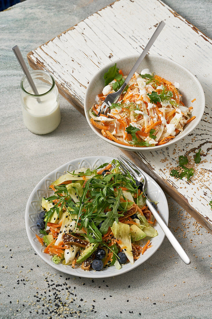 Karotten-Fenchel-Salat und Good-Vibes-Salat mit Obst und Gemüse