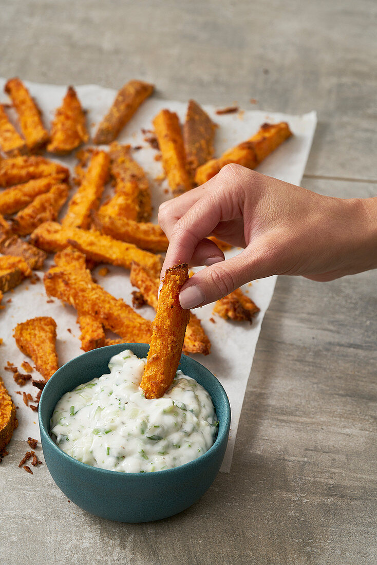 Kokos-Süßkartoffelpommes mit Kokosjoghurt-Tzatziki