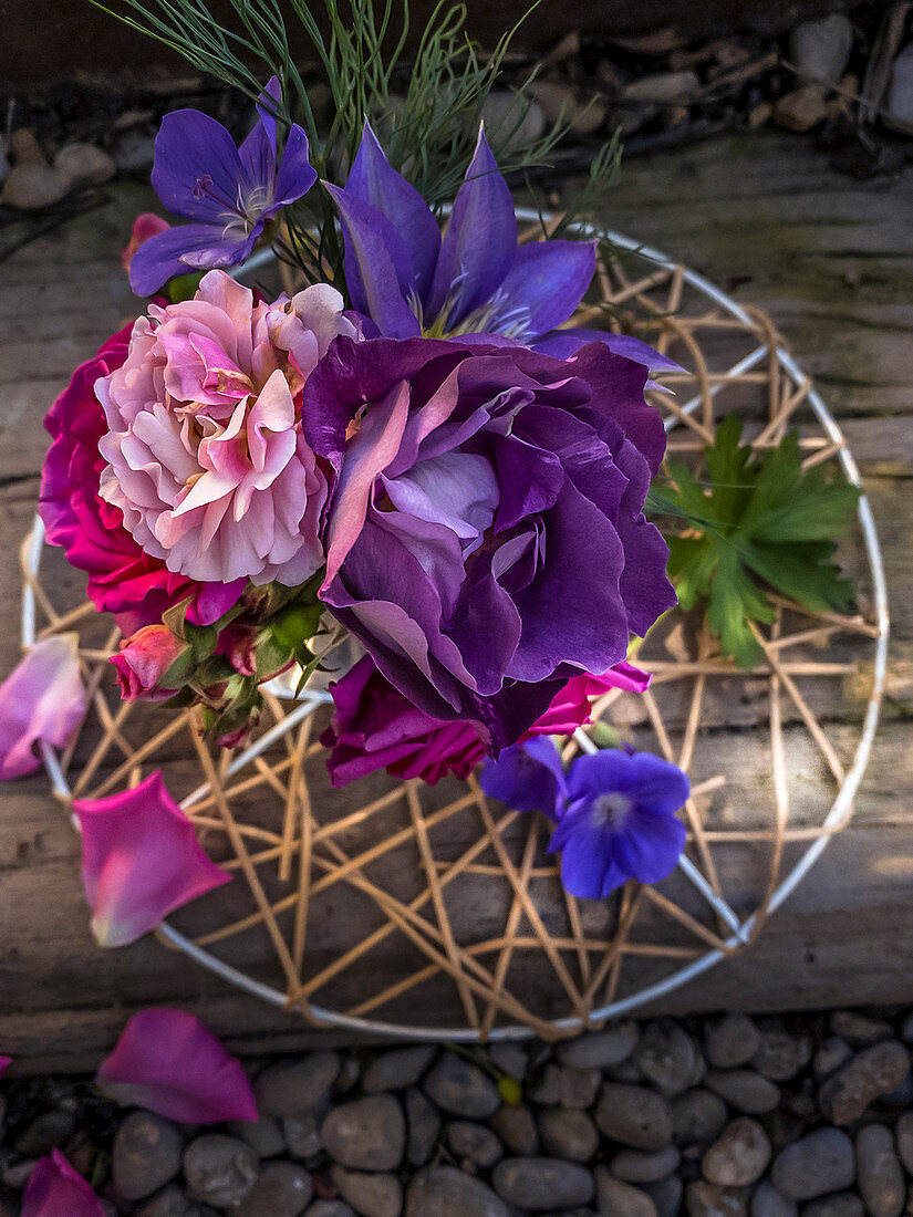 Deko mit Rosenblüten, Storchschnabel und Clematis