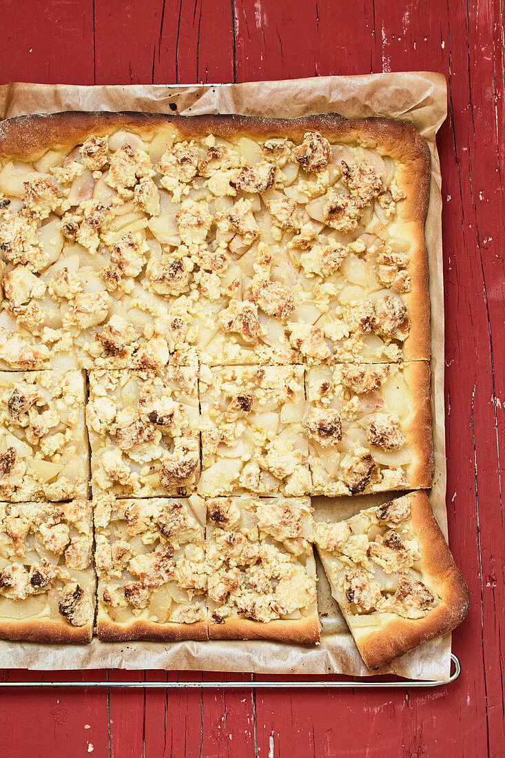 Pear cake with marzipan crumbles (vegan)