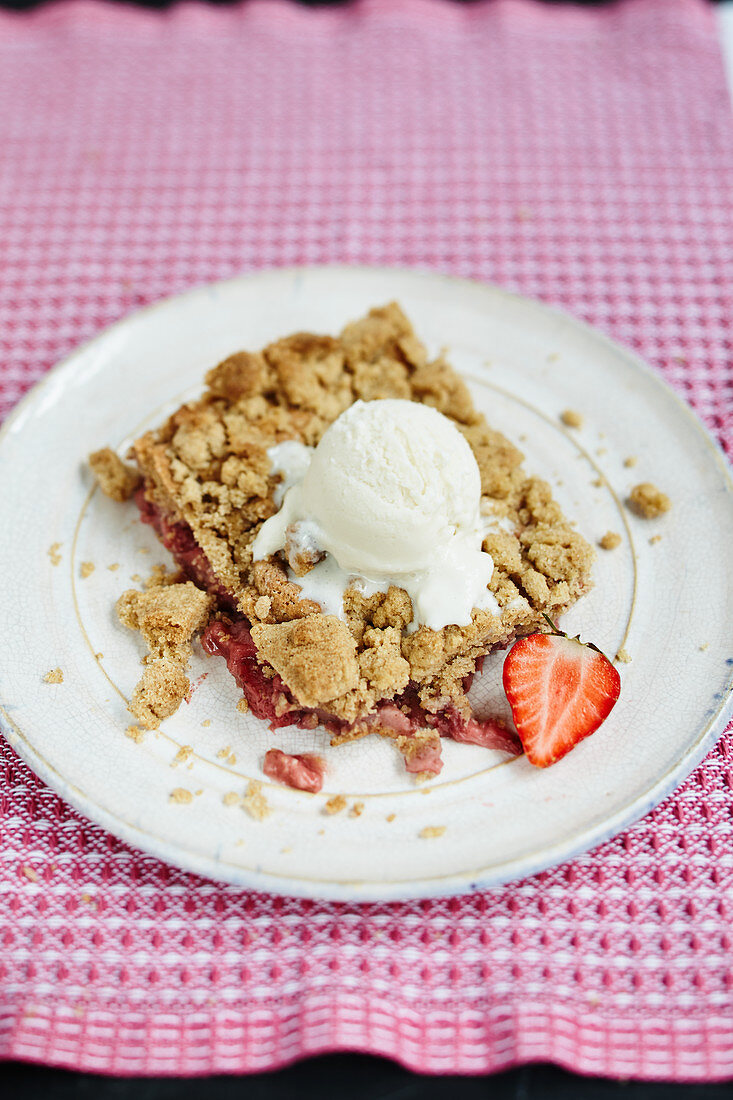 Vegan berry crumble with nice cream