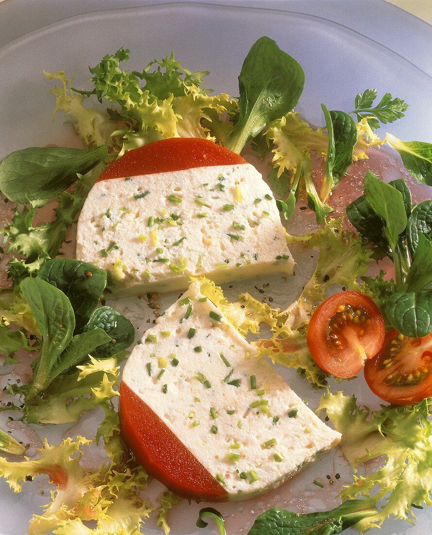 Forellen-Quark-Terrine mit Tomatengelee auf Blattsalaten