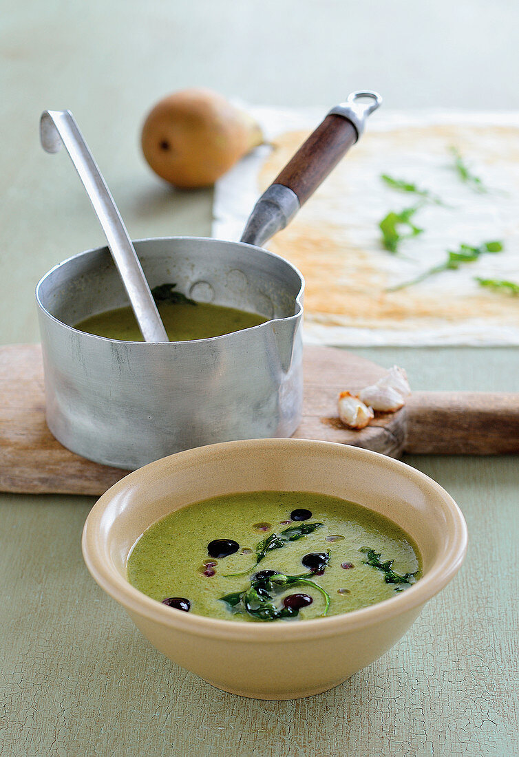 Vegane Birnen-Rucola-Suppe mit Blaubeeren