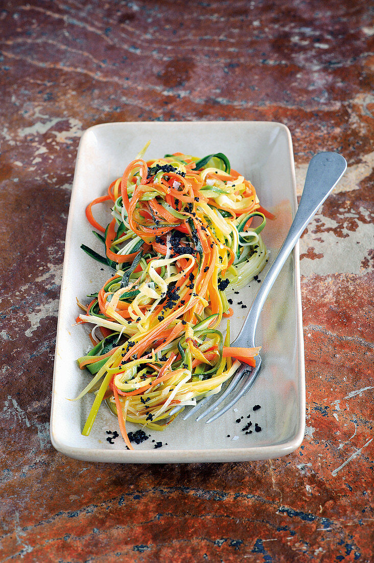 Vegane Gemüsespaghetti mit Grapefruit und Oliven