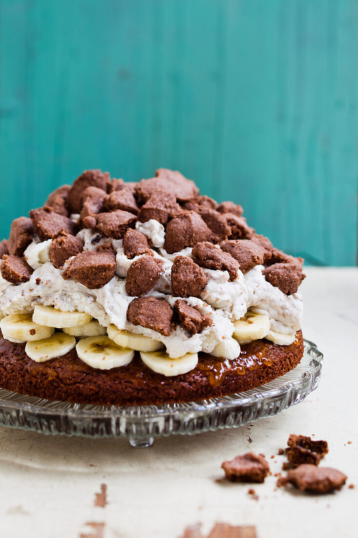 A vegan Maulwurftorte (chocolate cake with bananas and whipped cream)