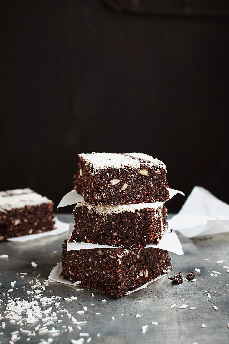 Rohköstliche Brownies mit Mandeln und Rosinen (vegan)