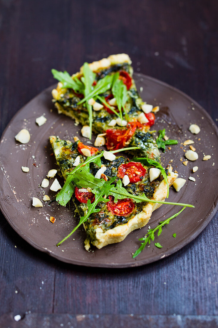 Green spinach quiche with tomatoes (vegan)