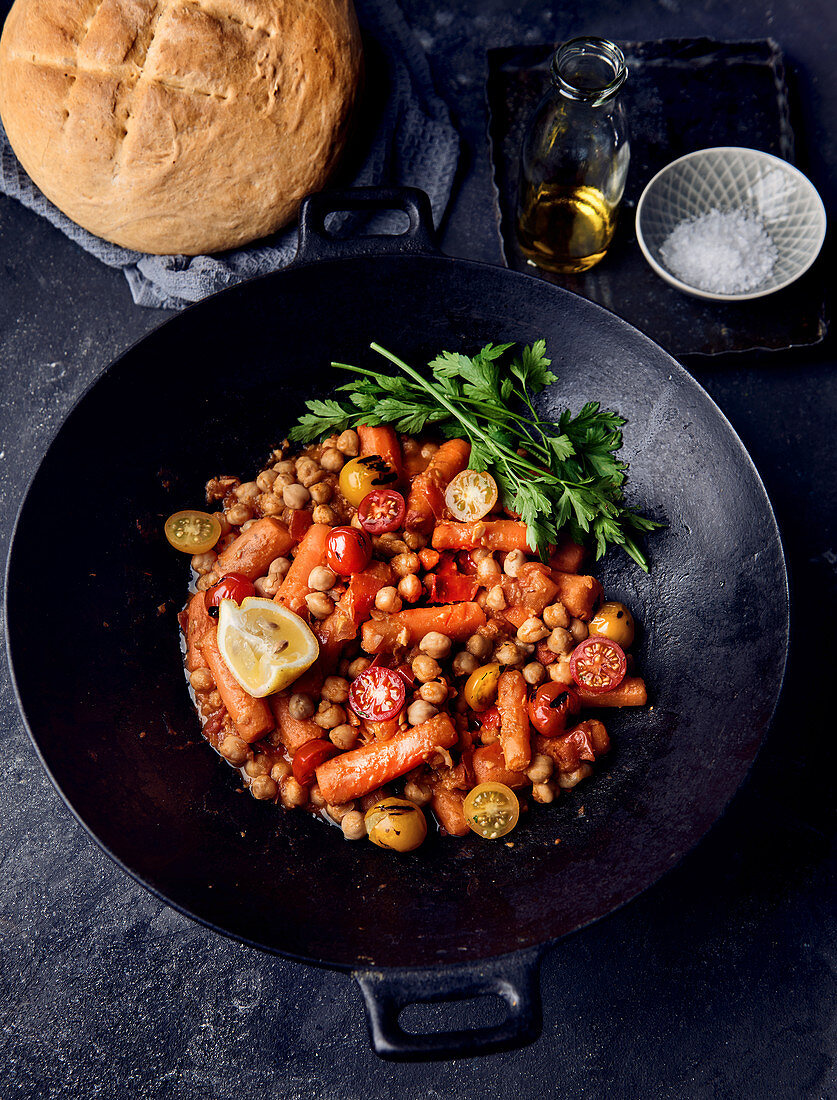 Kichererbsen-Tomaten-Karotten-Gemüse in Wok mit Koriander