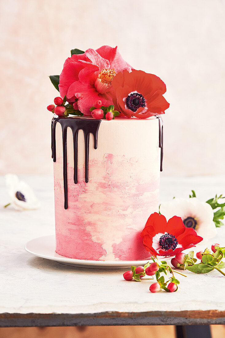 Festliche rosa Velvet Cake mit Blütendeko